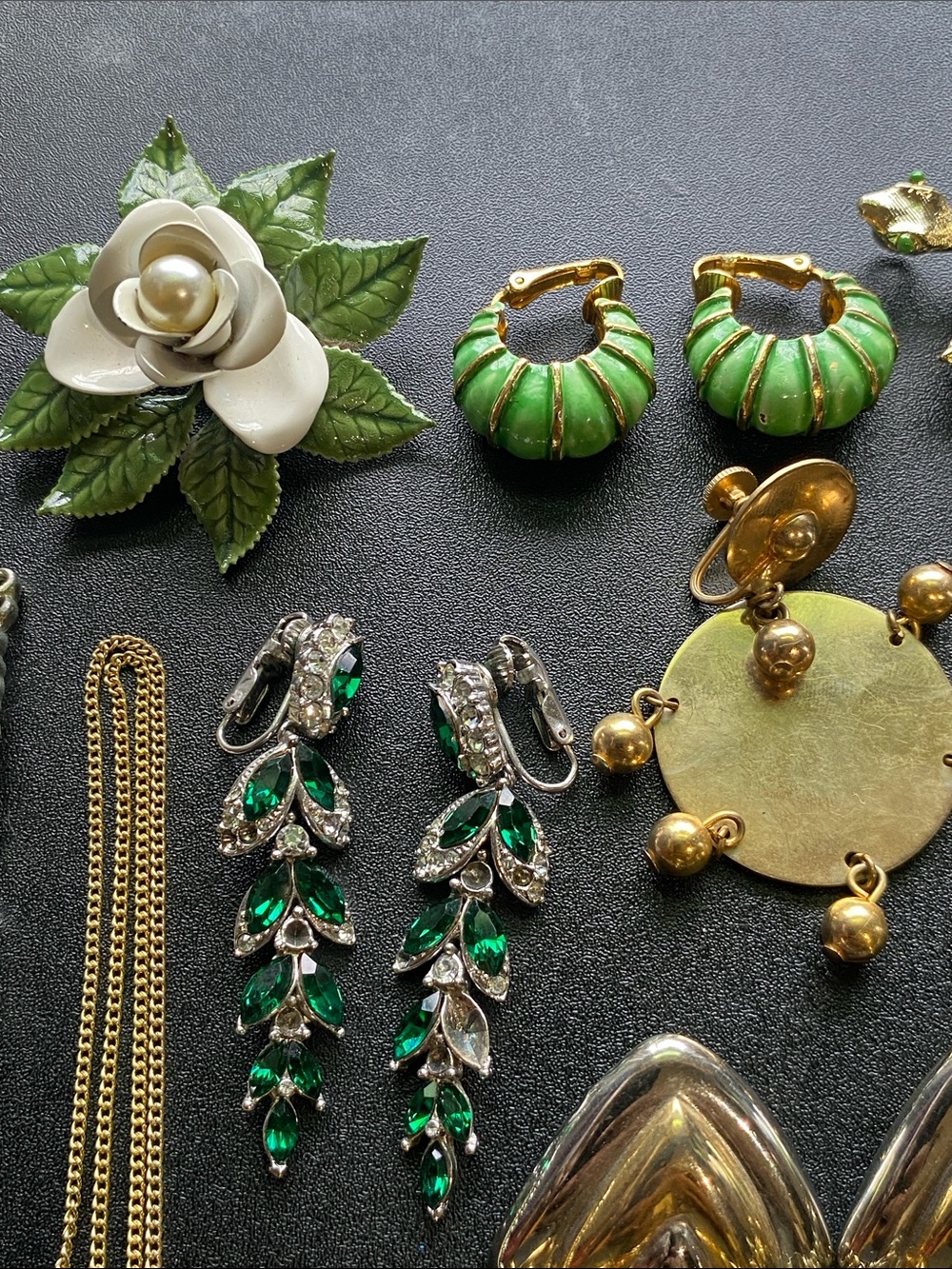 Mixed Vintage 18 pc Jewelry Bundle Earrings Set in Gold, Silver and Green Tones - Picture 7 of 12
